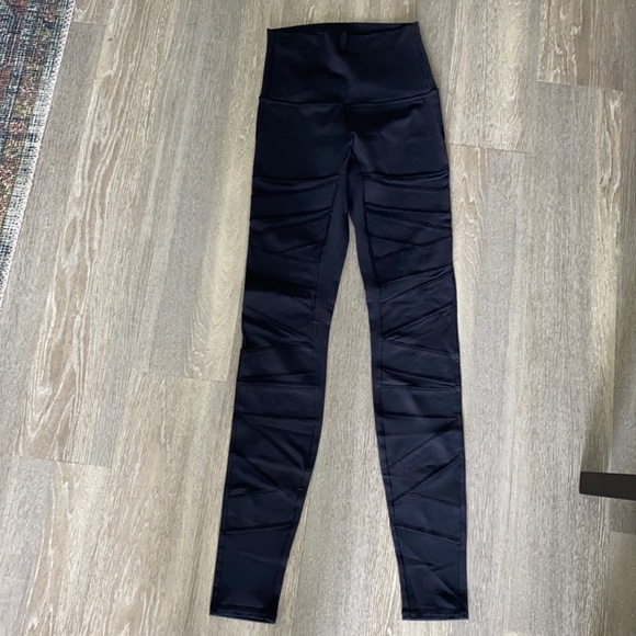 Lulu leggings w/ mesh slits - brand new! - Picture 2 of 6